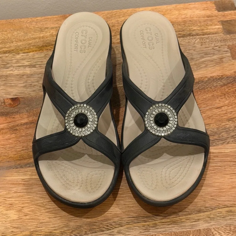 Crocs Sanrah Womens 8 Black Wedge Sandal Embellished Rhinestone Circle Medallion